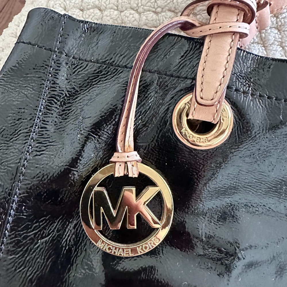 Michael Kors Black Patent Leather Tote Bag Purse With Gold Hardware - Picture 2 of 6